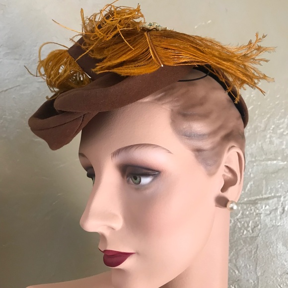 CAPTIVATING 1930s TAN FELT TILT HAT WITH GOLD FEATHERS & TWO RHINESTONE JEWELS main image 8